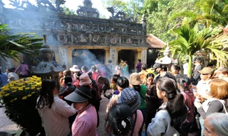 Hàng vạn du khách đến ngôi đền thiêng nơi cửa biển Hà Tĩnh dịp đầu năm