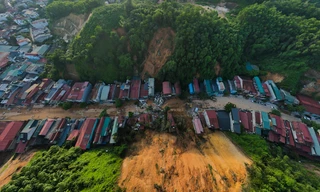 'Ớn lạnh' những ngôi nhà cheo leo dưới chân núi lở