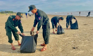 Tuổi trẻ cảnh sát cơ động Hà Tĩnh ra quân bảo vệ môi trường biển