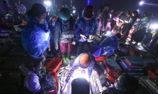 Chen chân rọi đèn pin đi chợ hải sản lúc trời chưa rạng