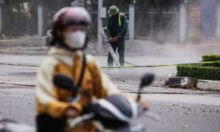 Kinh hoàng cảnh thổi bụi mịt mù 'tra tấn' người đi đường