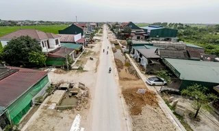 Quốc lộ 1.100 tỷ đồng vẫn ngổn ngang 