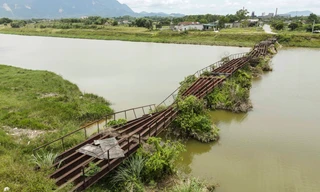 Ám ảnh 2 cây cầu sắt bị bỏ hoang trên kênh thoát lũ