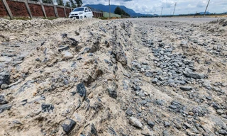 Cảnh xuống cấp, chắp vá 'như áo rách' của các tuyến đường ở Khu kinh tế Vũng Áng