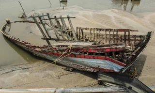 Xác 'tàu ma' nằm ngổn ngang dọc cửa sông, khu neo đậu ở Hà Tĩnh