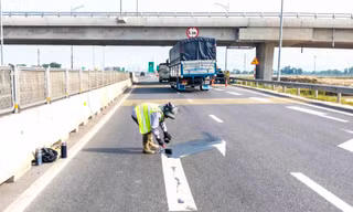Khắc phục vạch kẻ đường, biển báo dễ nhầm trên cao tốc qua Hà Tĩnh 