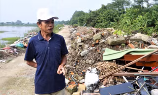 Người dân ngán ngẩm với con đường đầy rác dọc lối vào bãi tập kết