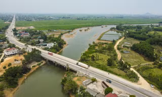 Cầu trên quốc lộ 1A xuống cấp, phải 'chống nạng gỗ'
