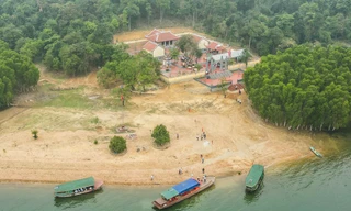 Đền thờ anh hùng liệt sỹ tại trận địa sân bay dã chiến LiBi trong lòng hồ Kẻ Gỗ 