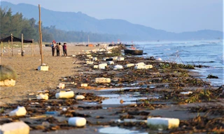 Choáng với hình ảnh rác bủa vây các bãi tắm đẹp ở Hà Tĩnh