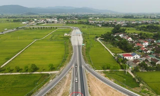 Tài xế lúng túng vì vạch kẻ đường, biển báo ‘dễ nhầm’ trên cao tốc qua Hà Tĩnh