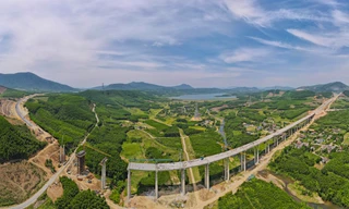 Diện mạo cầu vượt thung lũng trên cao tốc qua Hà Tĩnh sắp thông xe