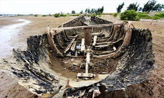 Xác tàu cá nằm la liệt dọc bãi neo đậu ở Hà Tĩnh