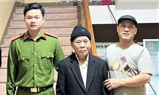 Công an xã giúp cụ ông đi lạc từ Hà Nội vào Hà Tĩnh về nhà 