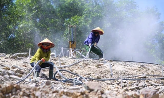 Công nhân 'đội nắng' hoàn thiện 2 tuyến chính gần 90km cao tốc qua Hà Tĩnh