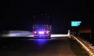 Bất an trên những cây cầu trăm tỷ đồng, cả chục năm 'chìm trong bóng tối'