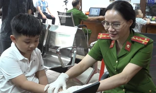 Trẻ em háo hức cùng người thân đi làm căn cước