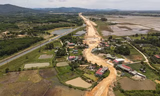 Cao tốc qua Hà Tĩnh thi công 'uốn lượn' vì vướng đường điện, nhà dân chưa di dời