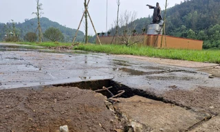 Quảng trường 43 tỷ đồng chưa bàn giao đã xuống cấp, thành nơi chăn bò 