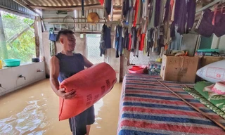 Hà Tĩnh có nơi ngập sâu, người dân di dời tài sản chạy lũ