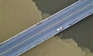 Nước biển chia thành 2 màu lạ mắt ở Hà Tĩnh