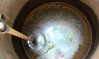 Giếng nước phủ lớp váng xỉn