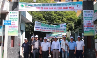 Hưởng ứng cùng cuộc thi "Biến đổi khí hậu với cuộc sống", các đại biểu đã tham gia "Ngày đi bộ vì môi trường.