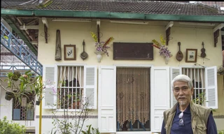 Khoảng sân mà ông Phước xin tách thửa có nhà thờ gia đình và 2 ngôi mộ. Ảnh: Thanh Trung 