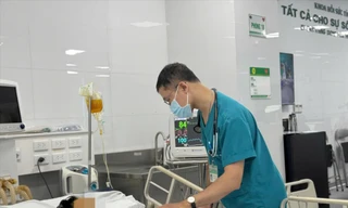 Nhập viện vì tự làm bác sĩ 