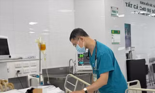 Nhập viện vì tự làm bác sĩ 