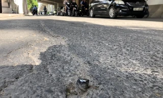 Đinh thi công nhô lên khỏi mặt đường tại nhà ga tàu trước ĐH Quốc gia