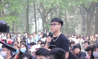 Học sinh đặt câu hỏi trong một ngày hội tư vấn, hướng nghiệp năm 2021 tại Hà Nội 