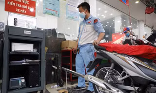Kiểm tra khí thải tại một đại lý xe máy 