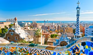 Barcelona “xóa sổ” tuyến xe buýt để giảm tải du khách 