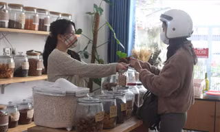 Khách đến tiệm đều giữ thói quen mang theo chai, lọ đã qua sử dụng đến để đựng các sản phẩm mang về 