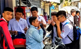 Học sinh vô tư hút thuốc lá điện tử
