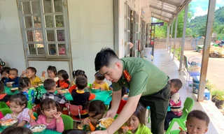 Niềm vui của những đứa trẻ vùng cao bên những bữa cơm trưa đầy đủ dinh dưỡng. ẢNH: NVCC