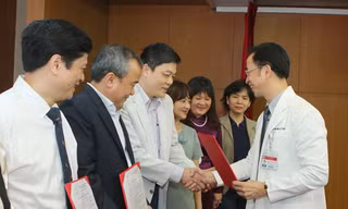 GS.TS Nguyễn Quang Tuấn, Giám đốc BV Bạch Mai trong buổi trao quyết định bổ nhiệm 20 bác sĩ cao cấp của bệnh viện