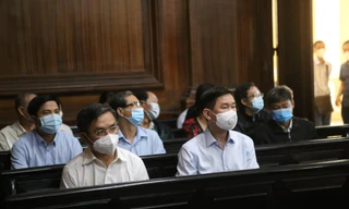 Ông Trần Vĩnh Tuyến (hàng ghế đầu, phải sang) và các bị cáo tại tòa. Ảnh: Tân Châu 