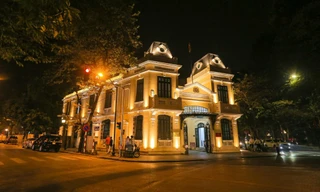 Sau tôn tạo, trùng tu, công trình trụ sở Công an quận Hoàn Kiếm nằm trên ngã 4 Lê Thái Tổ - Bà Triệu - Hàng Khay - Tràng Thi vẫn giữ được phong cách kiến trúc xây dựng từ cuối thế kỷ 19. Ảnh: duy phạm