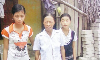 Ba mẹ con bà Hương cùng Loan và Phượng trước ngôi nhà mà tôi gặp cách đây 13 năm