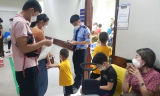 Trẻ em đi khám tại BV Nhi T.Ư