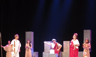 “Vụ án người đốt đền” là cuộc đối thoại thú vị giữa hiện tại và quá khứ. Ảnh: KỲ SƠN