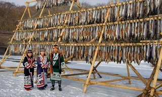 Người Ainu bên dàn phơi cá của họ 