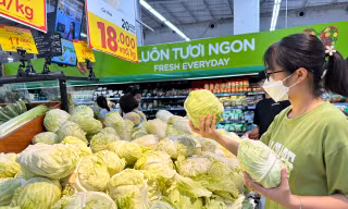 Hạn chế tăng giá hàng hóa sau đợt tăng lương: Giám sát niêm yết, công khai về giá