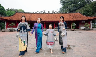 Nhà thơ Huệ Thi (thứ 2 từ trái sang) cùng bộ sưu tập Đất nước Việt Nam