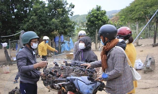 Cán bộ Xã Đoàn đến nhận gà chở về cho các em nhỏ