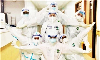 Tình nguyện viên Công giáo thuộc Tòa Tổng giám mục Sài Gòn trong bệnh viện dã chiến (Ảnh: Tư liệu)