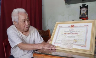 Mòn mỏi đợi cấp đổi huân, huy chương kháng chiến