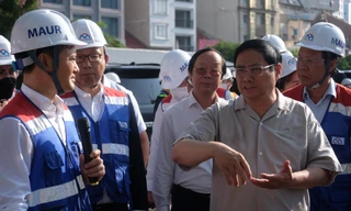 Thủ tướng Phạm Minh Chính thị sát tuyến metro số 1. Ảnh: HỮU HUY